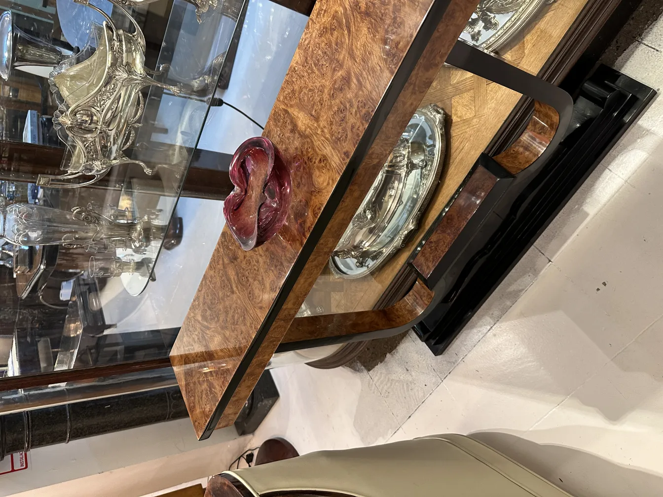 scultura antica in vetro di murano esposta