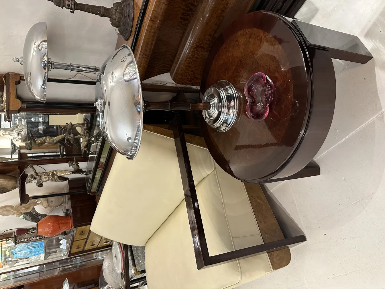 antico vetro di Murano con forma irregolare e dettagli rosa, su tavolo in legno scuro