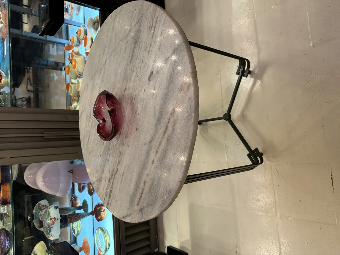 bowl de cristal de murano en forma orgánica sobre una mesa redonda