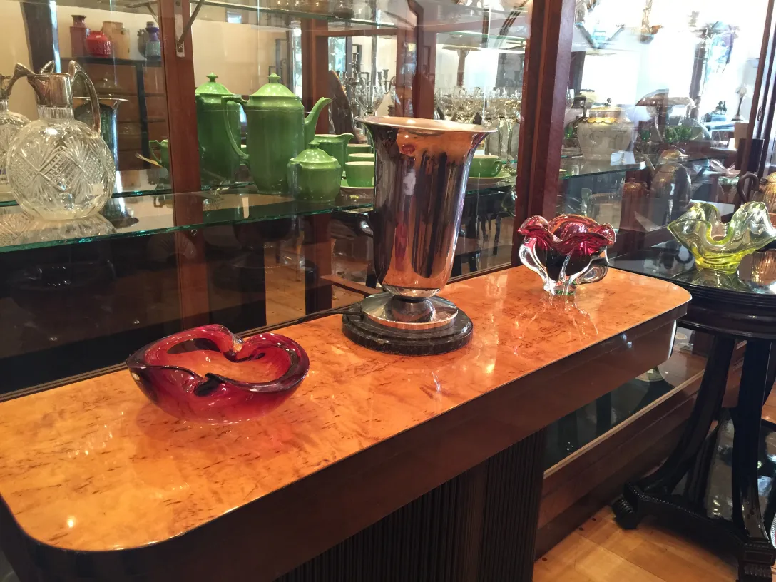 Antikes Murano-Glas mit dekorativer Form in klassischer Umgebung.