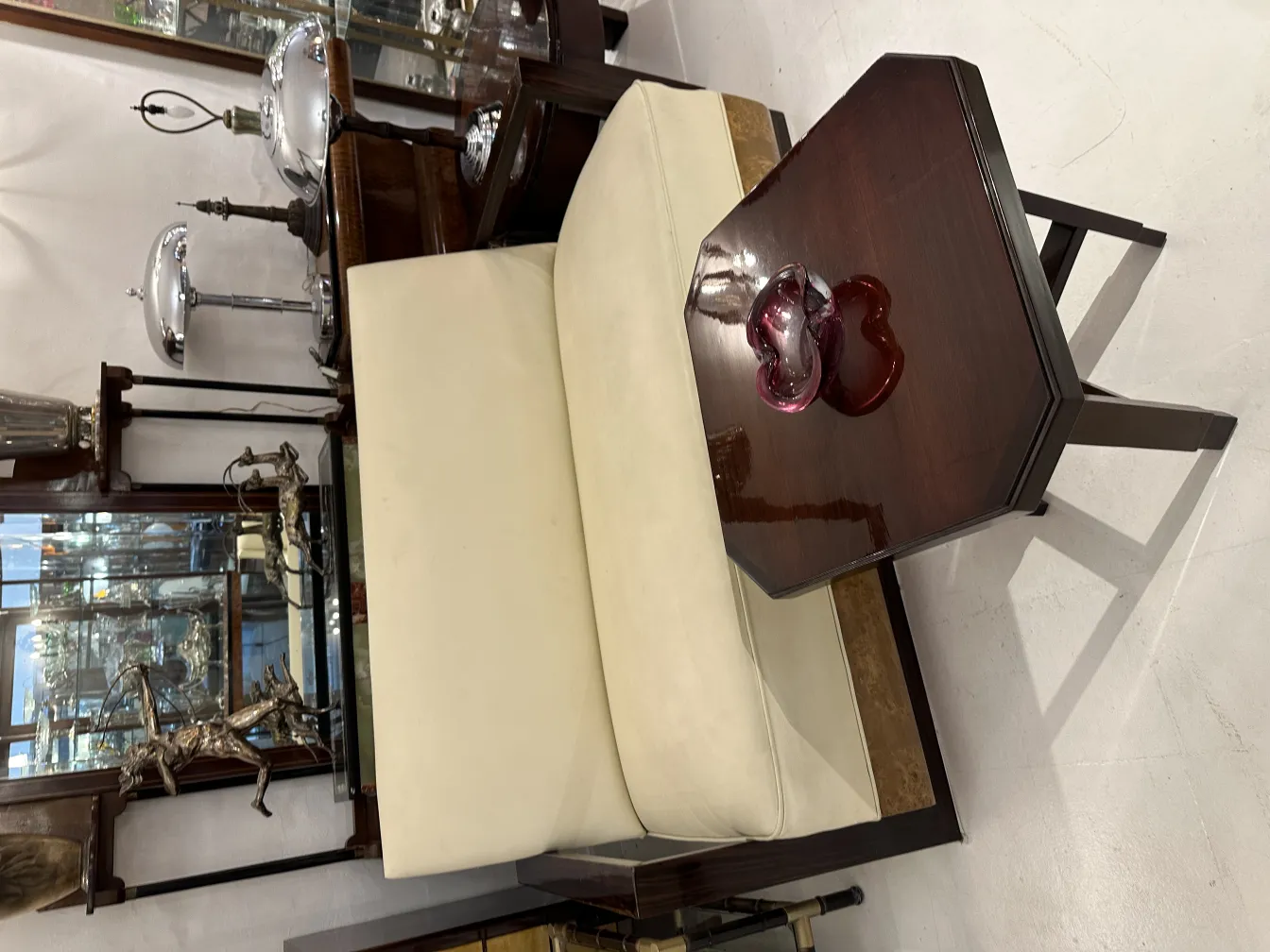 زجاج مورانو قديم على طاولة سداسية