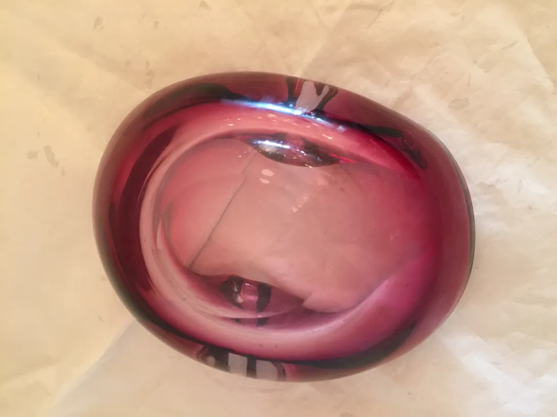 Antikes Murano-Glas in ovaler Form in roter Farbe