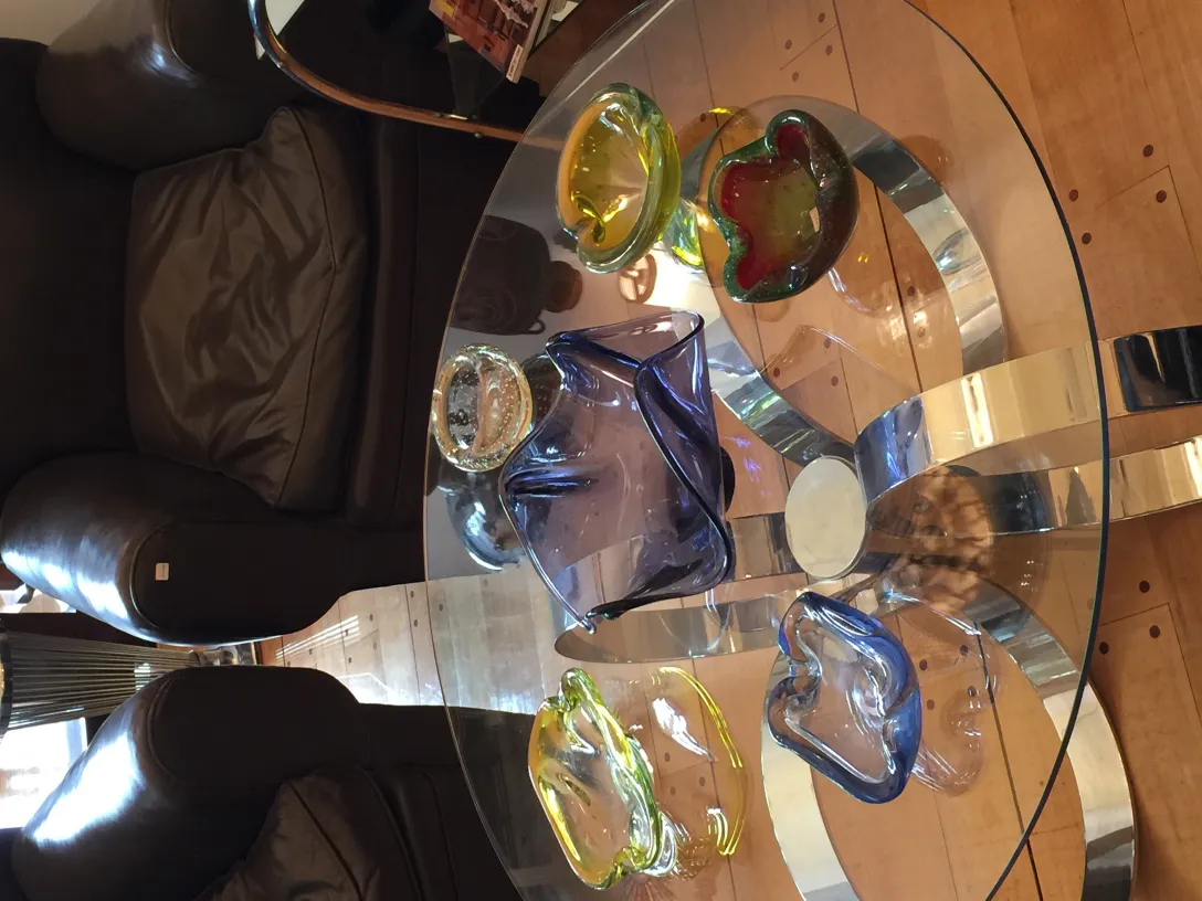 verres colorés et artistiques de murano sur la table