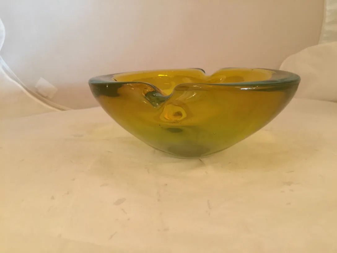 bol antique en cristal de murano jaune avec forme ondulée, décoratif