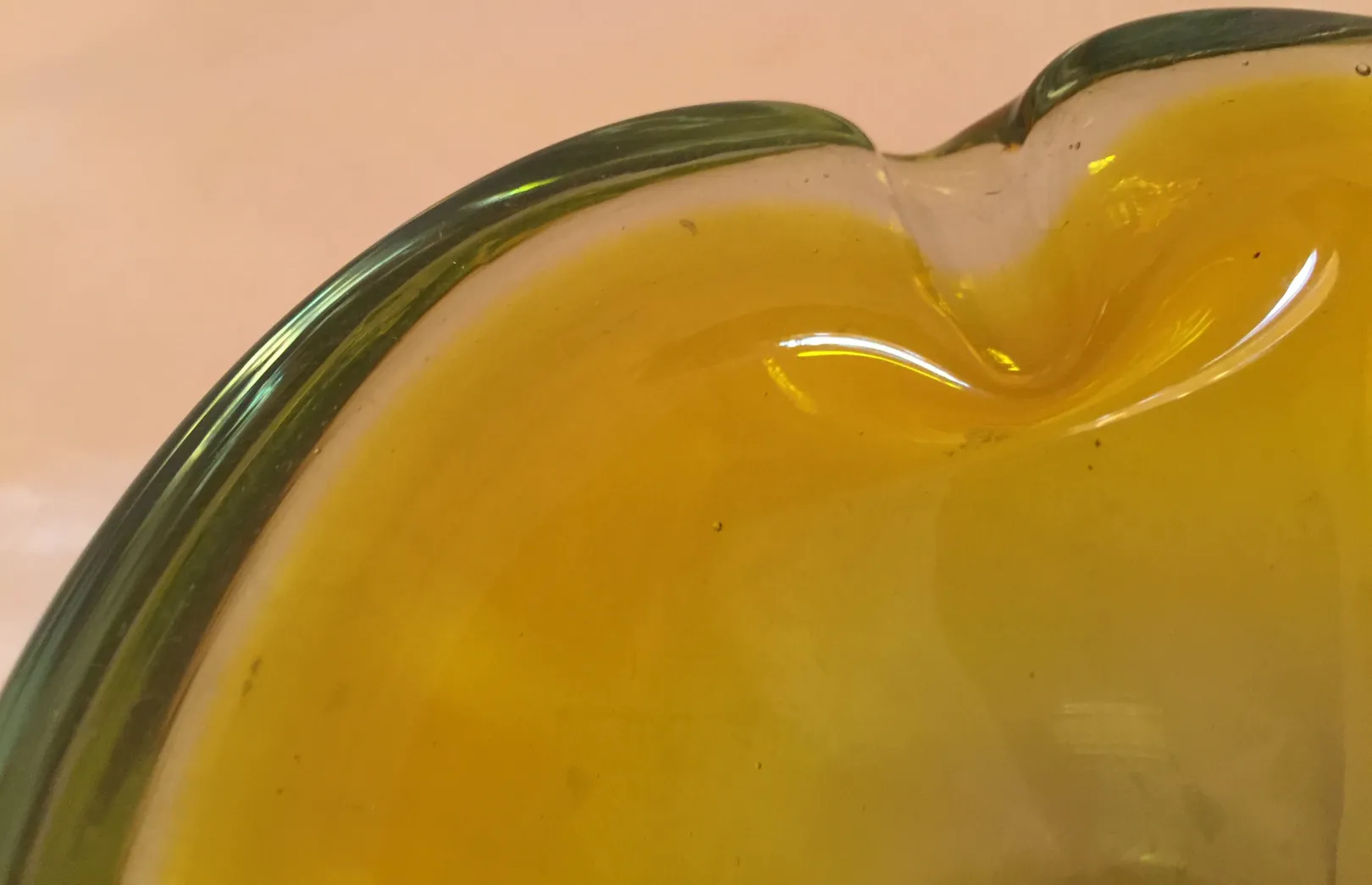 es una antigua pieza de cristal de Murano de color amarillo con un diseño elegante