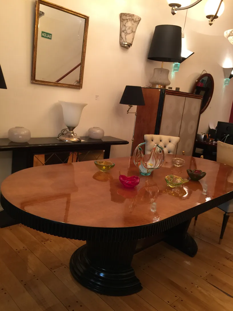 antigo cristal de murano em uma mesa elegante