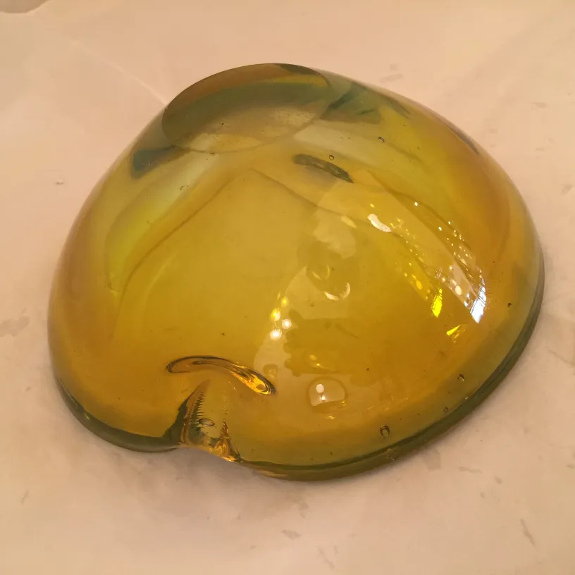 antikes murano-glas mit gewelltem gelbem design