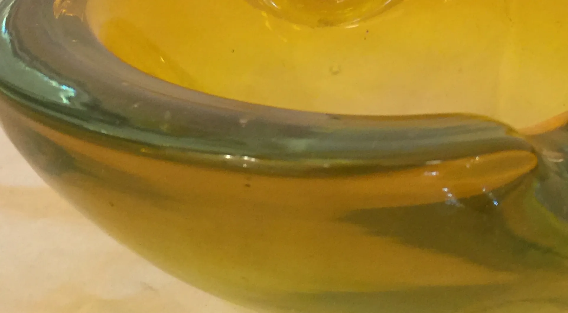 오래된 무라노 유리는 따뜻한 색상과 독특한 디자인입니다