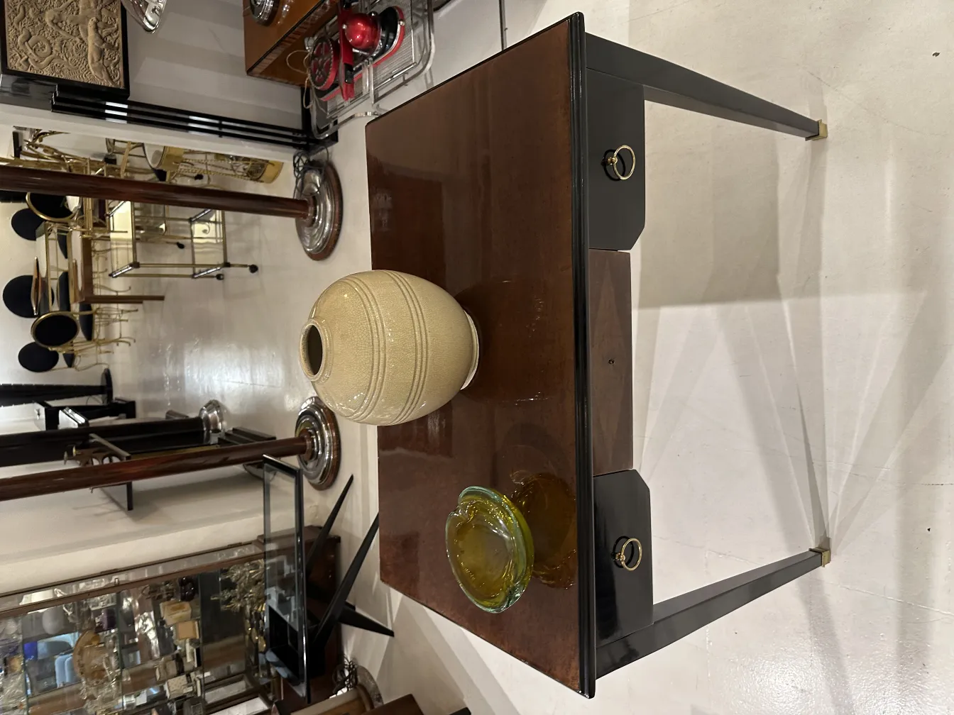 antike murano-glas vase auf dem tisch