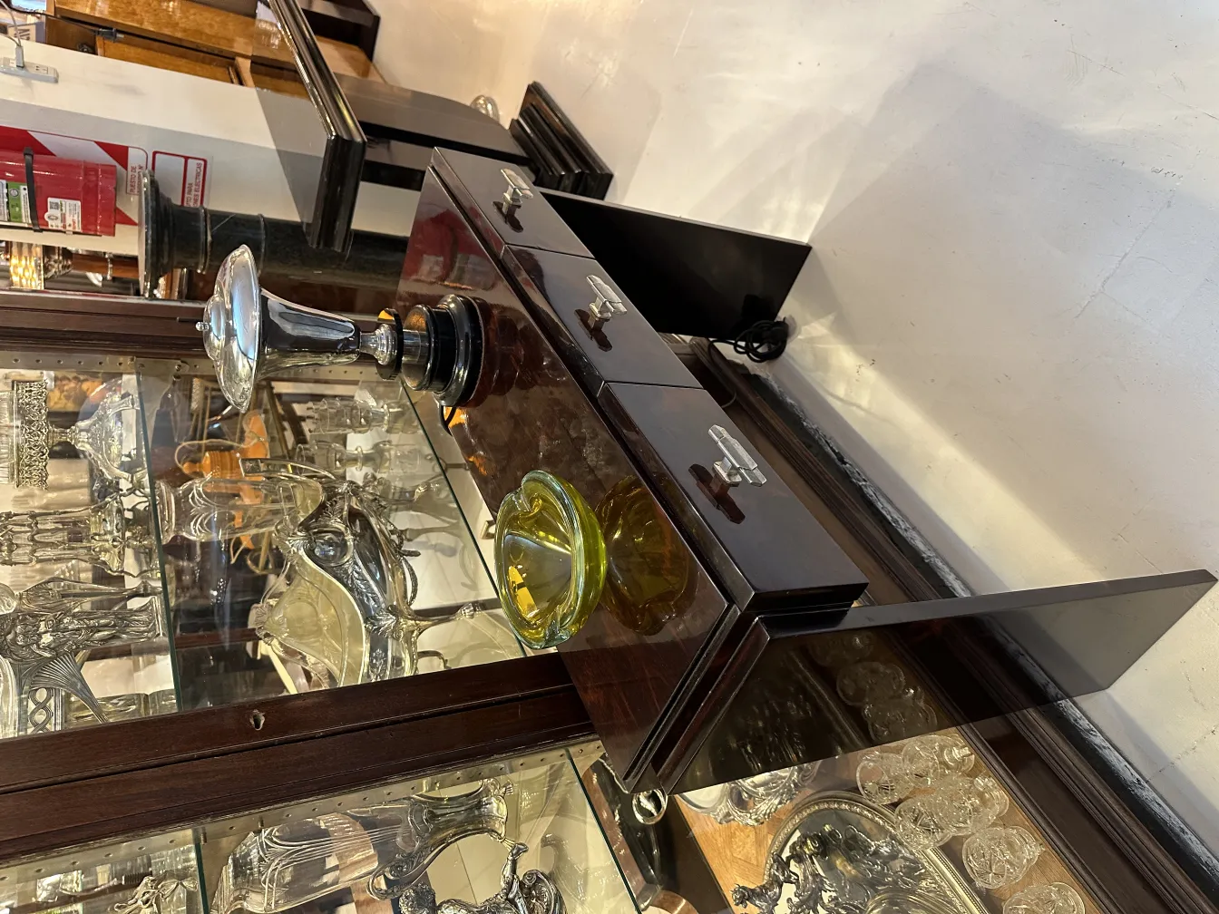 様々な色の美しいアンティークマラノガラス