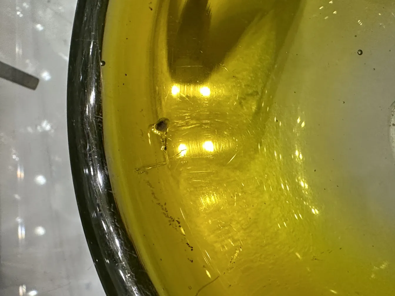 Vue d'une ancienne pièce en cristal de Murano jaune, montrant brillance et texture variée