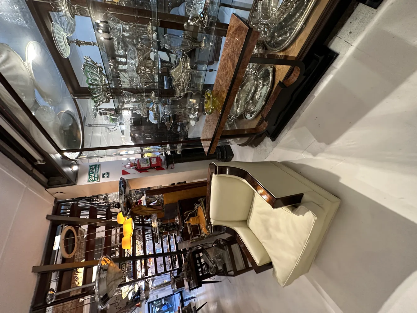 vitrines com itens antigos e vidro colorido