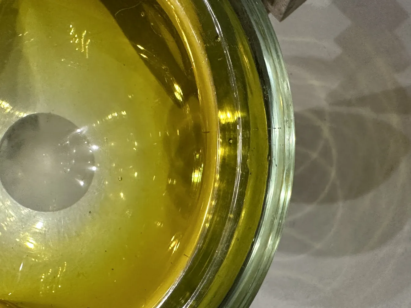 gelbes murano-glas mit subtilen schatten und licht