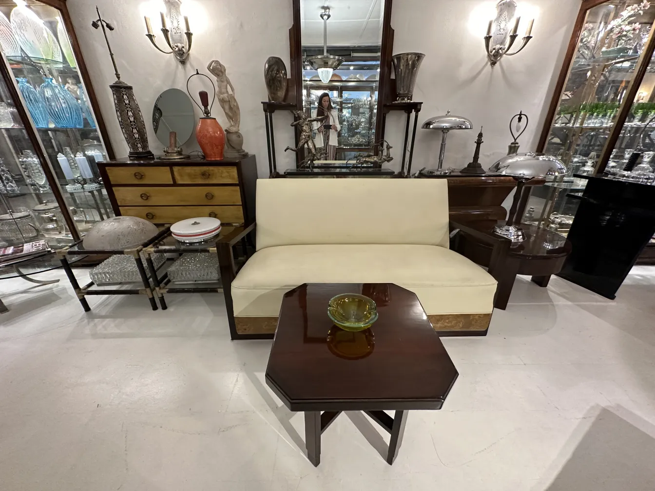 古いムラノガラスの装飾的な環境での家具