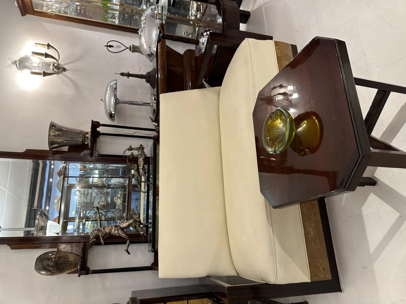 plat décoratif en cristal de murano avec éclat jaune sur la table