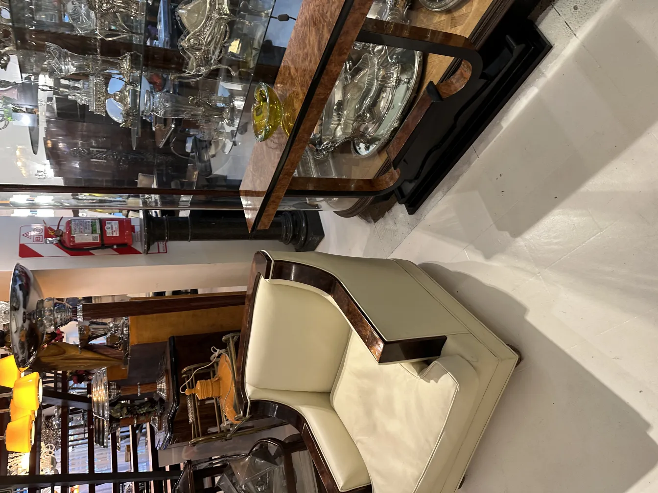 ancien cristal de Murano avec des décorations colorées dans une boutique d'antiquités