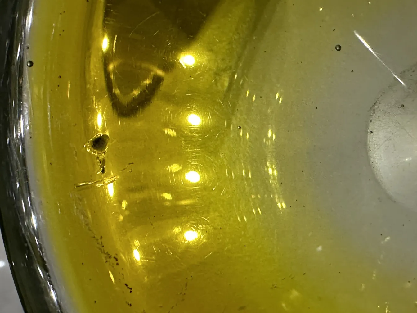 detalhe de antigo cristal de murano com tom amarelo e brilhos