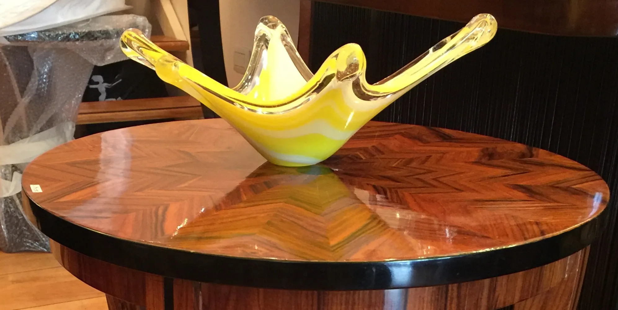 cristal de murano jaune en forme élégante sur la table