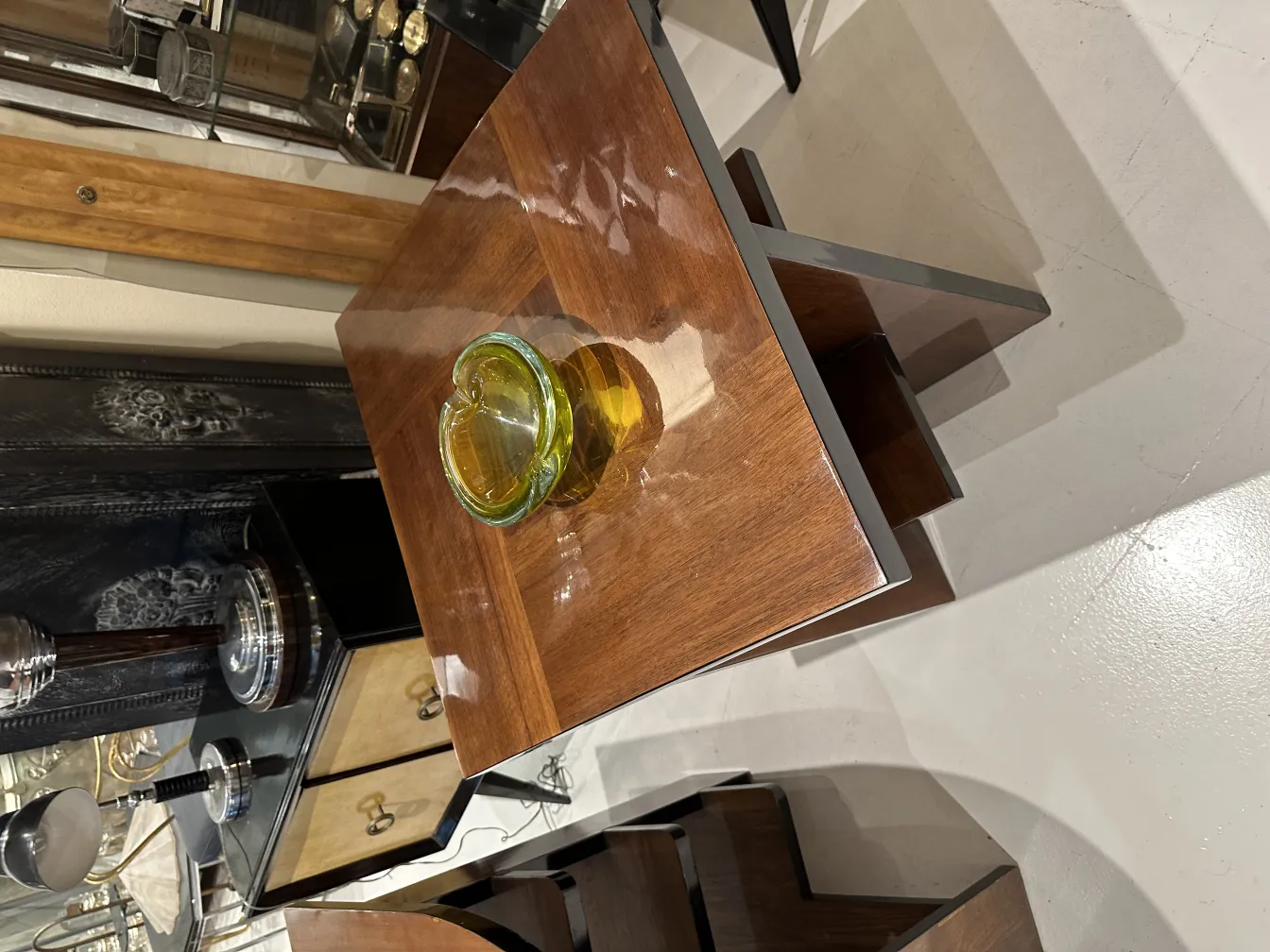 Cristal de Murano antiguo con forma única, decorativo sobre mesa de madera.