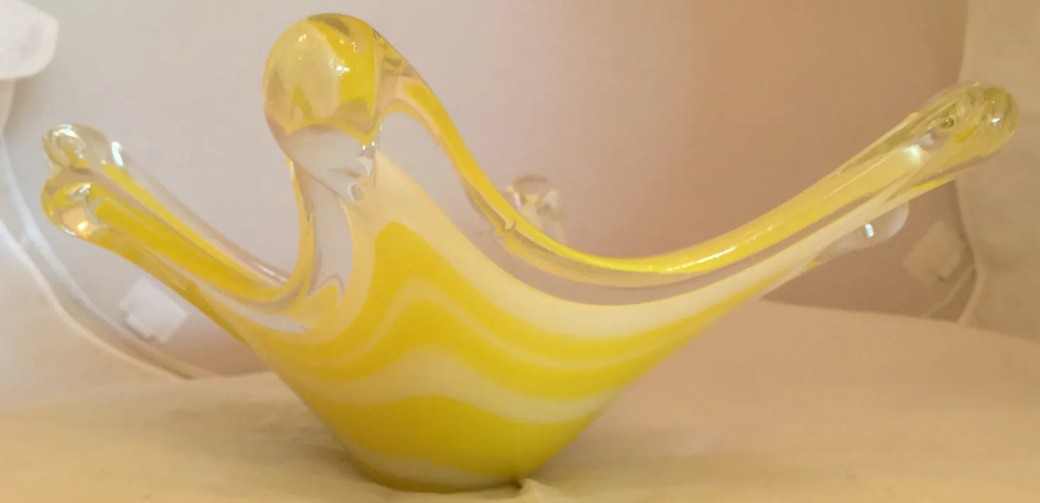 antiguo objeto de cristal de murano en amarillo y blanco con formas elegantes