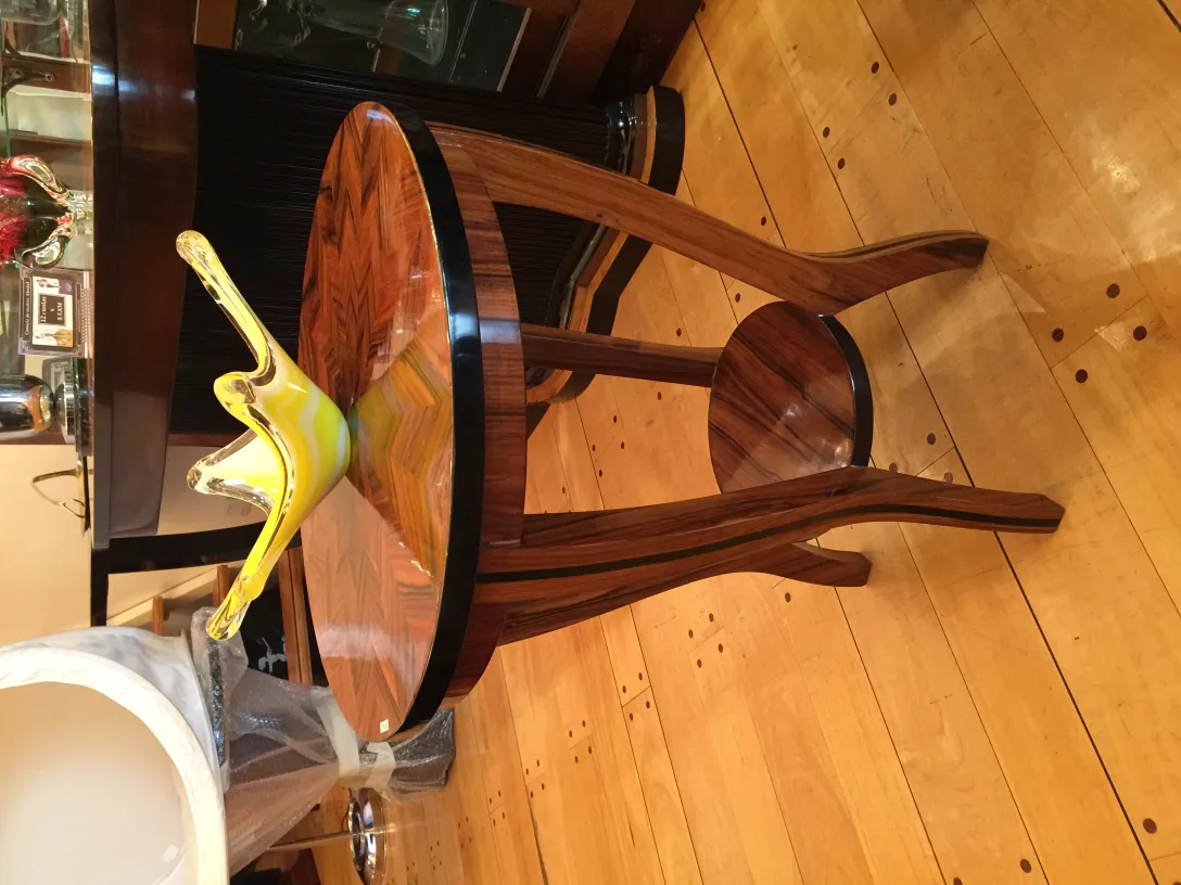 antikes murano-glas in gelb auf einem holztisch