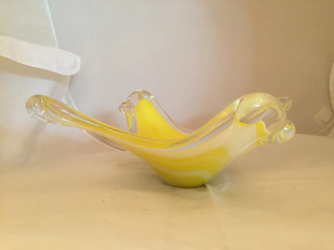Hermoso cristal de Murano antiguo amarillo con delicadas curvas.