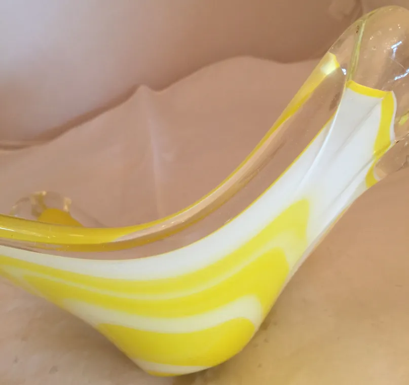 Escultura antiga de cristal de Murano en amarillo y blanco