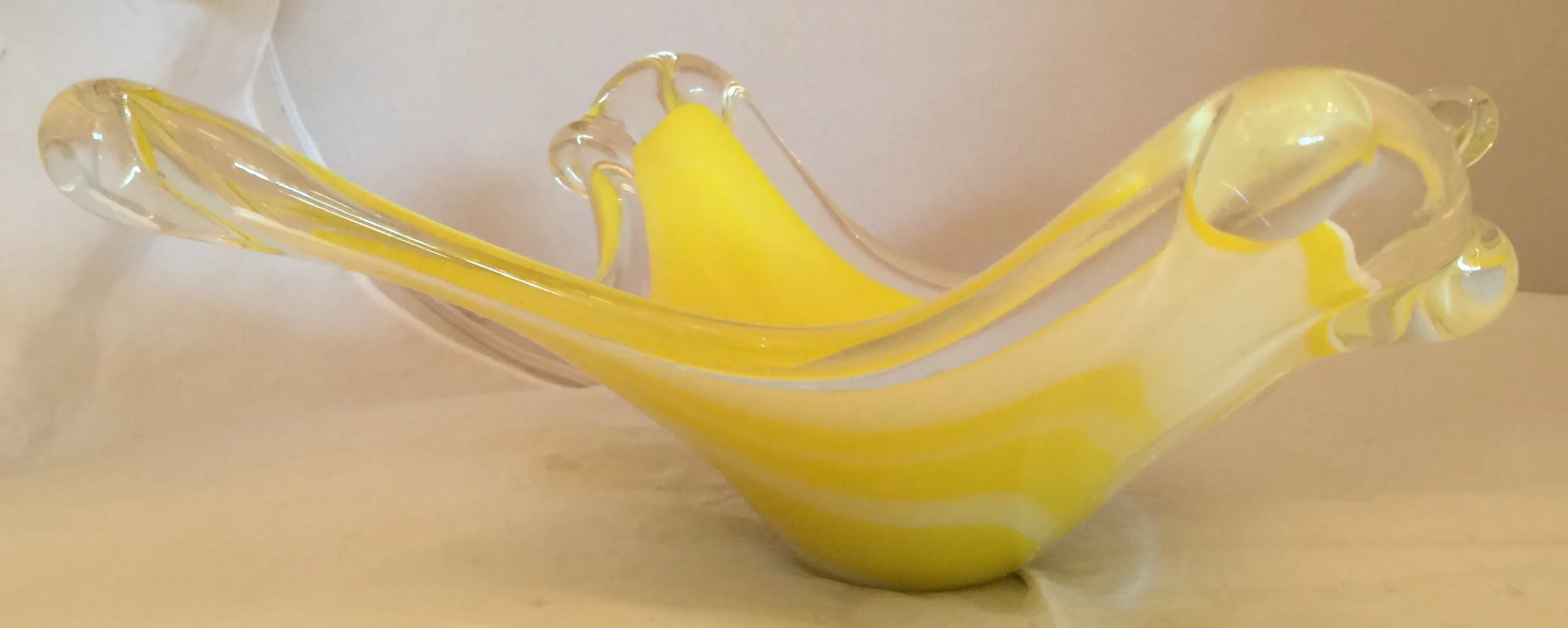pezzo in vetro di Murano giallo e bianco con forma elegante