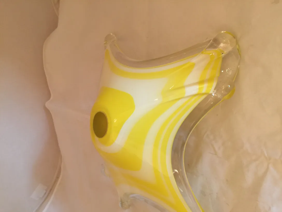 ancien cristal de murano avec motif jaune et blanc