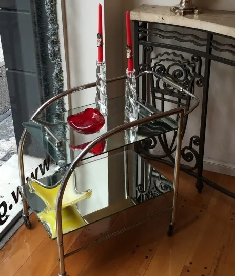 mesa decorativa com cristal de murano vermelho e amarelo