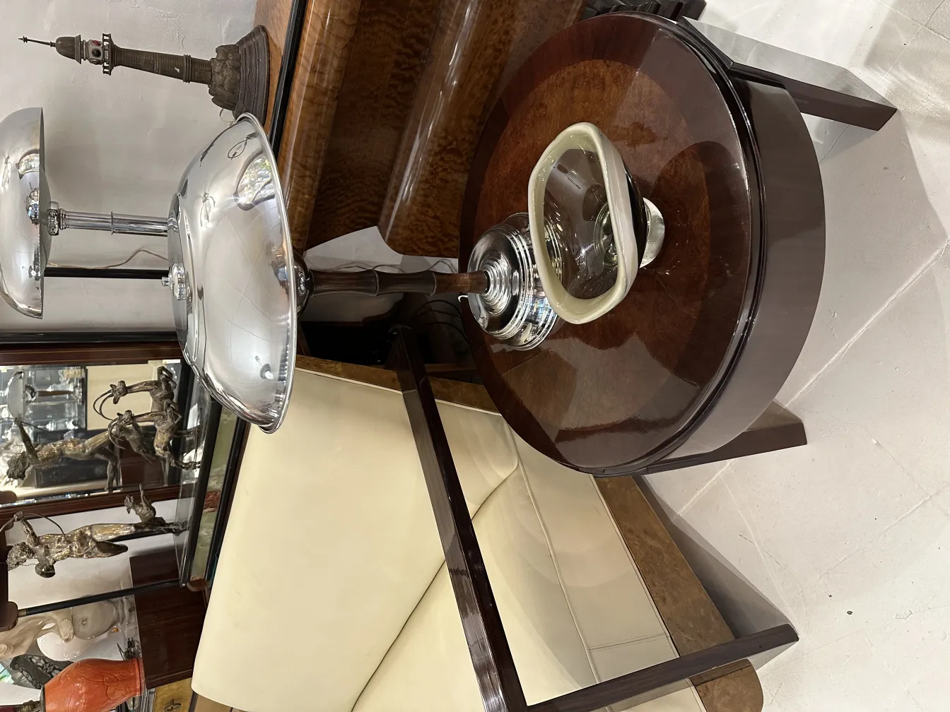 पुरानी मुरानो कांच की लैंप और सजावटी मेज