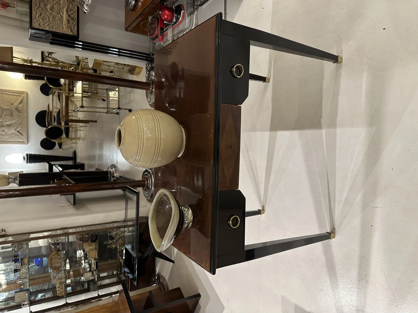 Vase en cristal de murano sur une table ancienne avec des détails