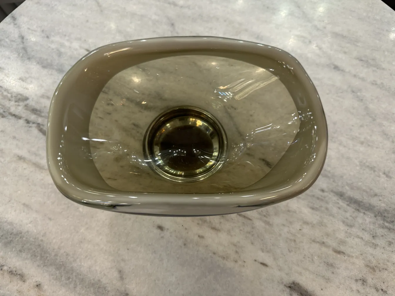 Decorativo cristal de Murano con forma rectangular y tonalidades suaves, en un ambiente elegante.