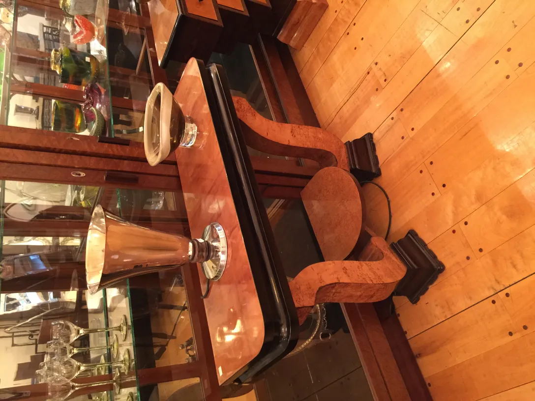 vajilla antigua decorativa de cristal de murano en vitrina