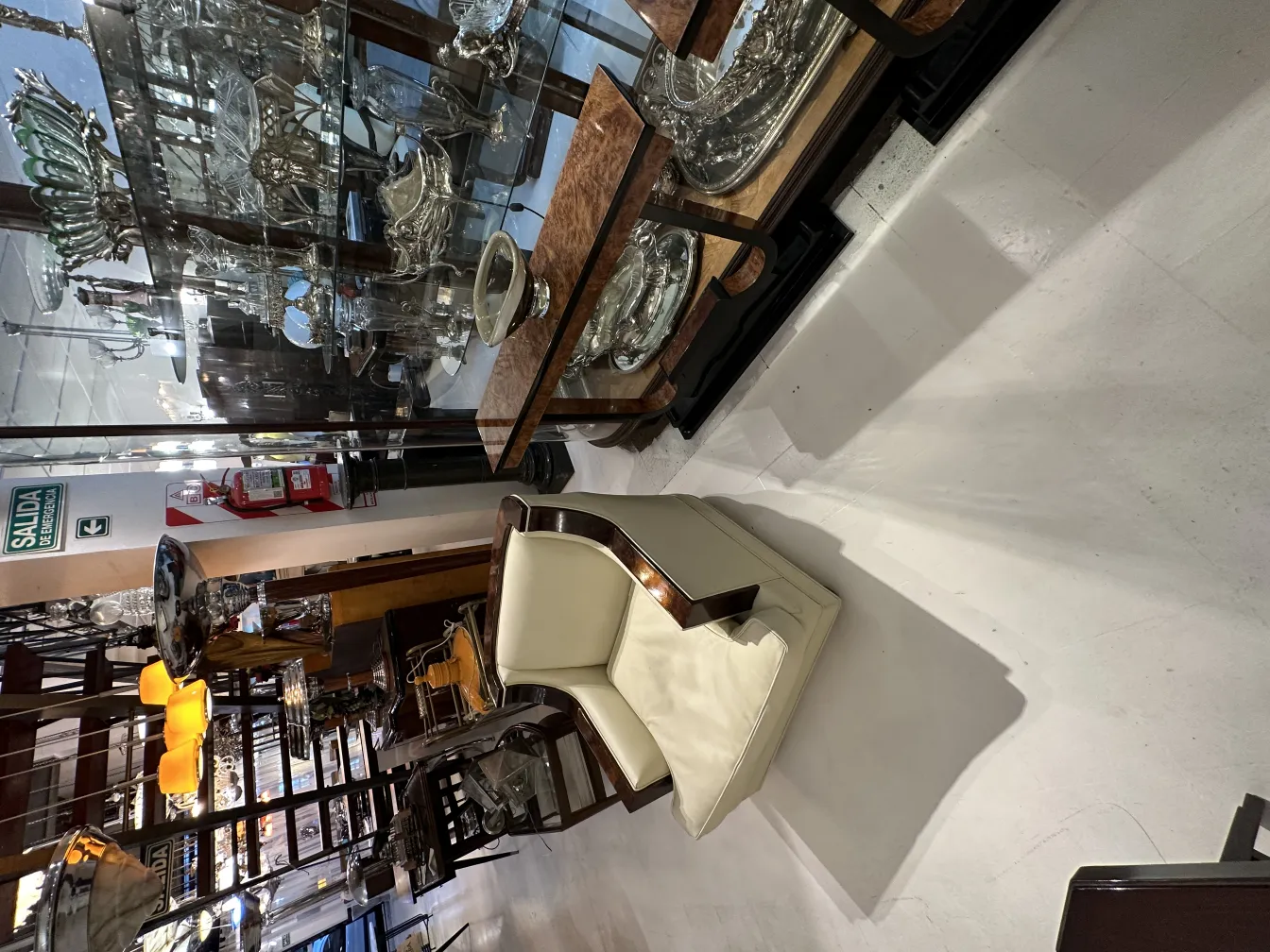 Antigüedad de cristal de Murano con formas únicas en un ambiente elegante.