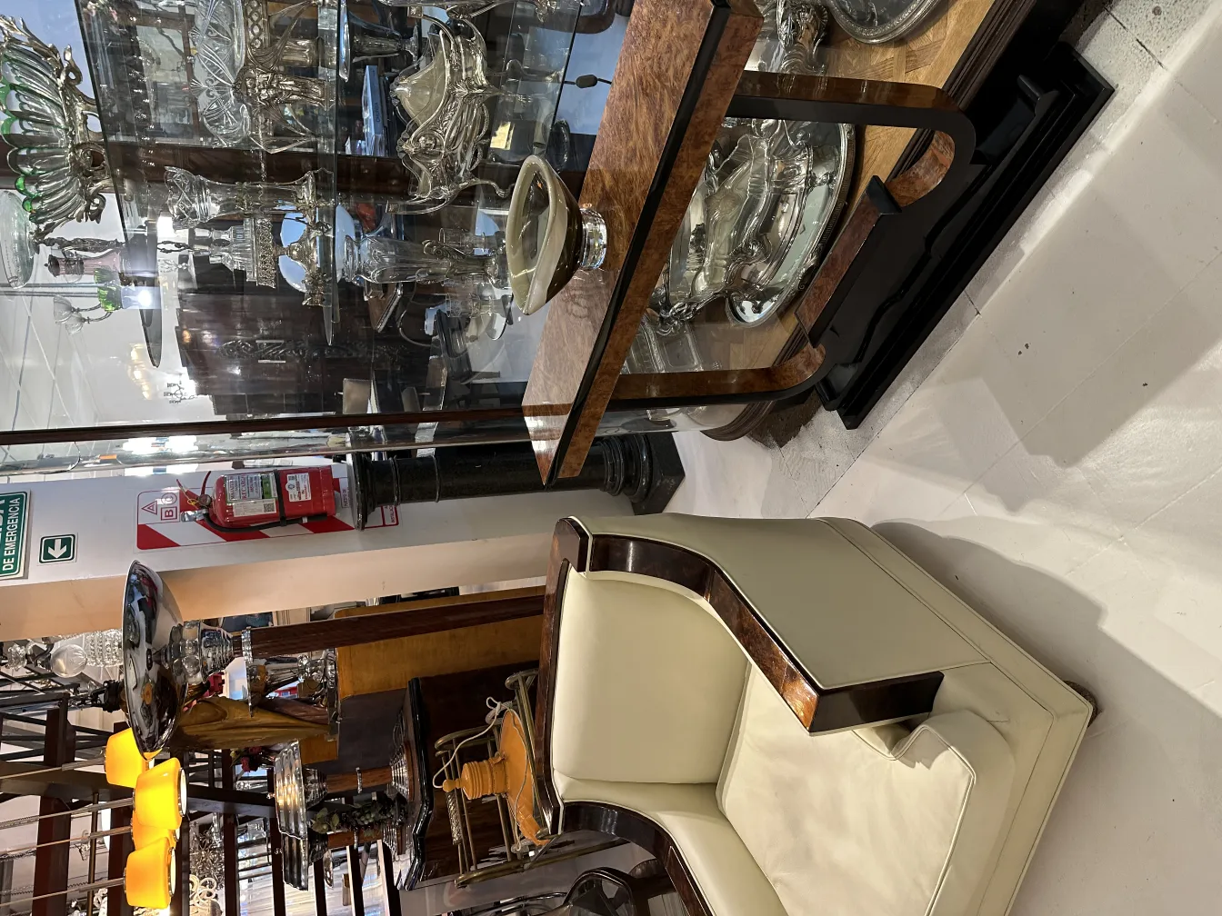 hermoso cristal de murano antiguo exhibido en una vitrina