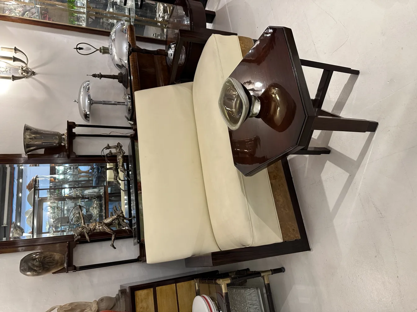 كرسي أبيض بجانب الطاولة السداسية وزجاج مورانو