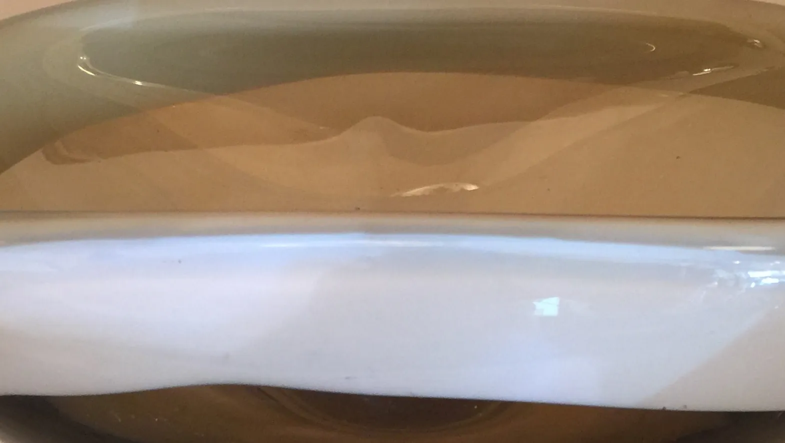 Cristal de Murano antigo com detalhes decorativos fluídos.