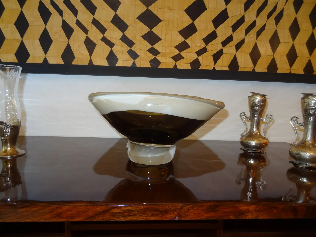 antik murano-glasstück in dunklen farben