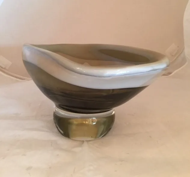 antiken murano-glas behälter mit gewellter form und dezenten farben