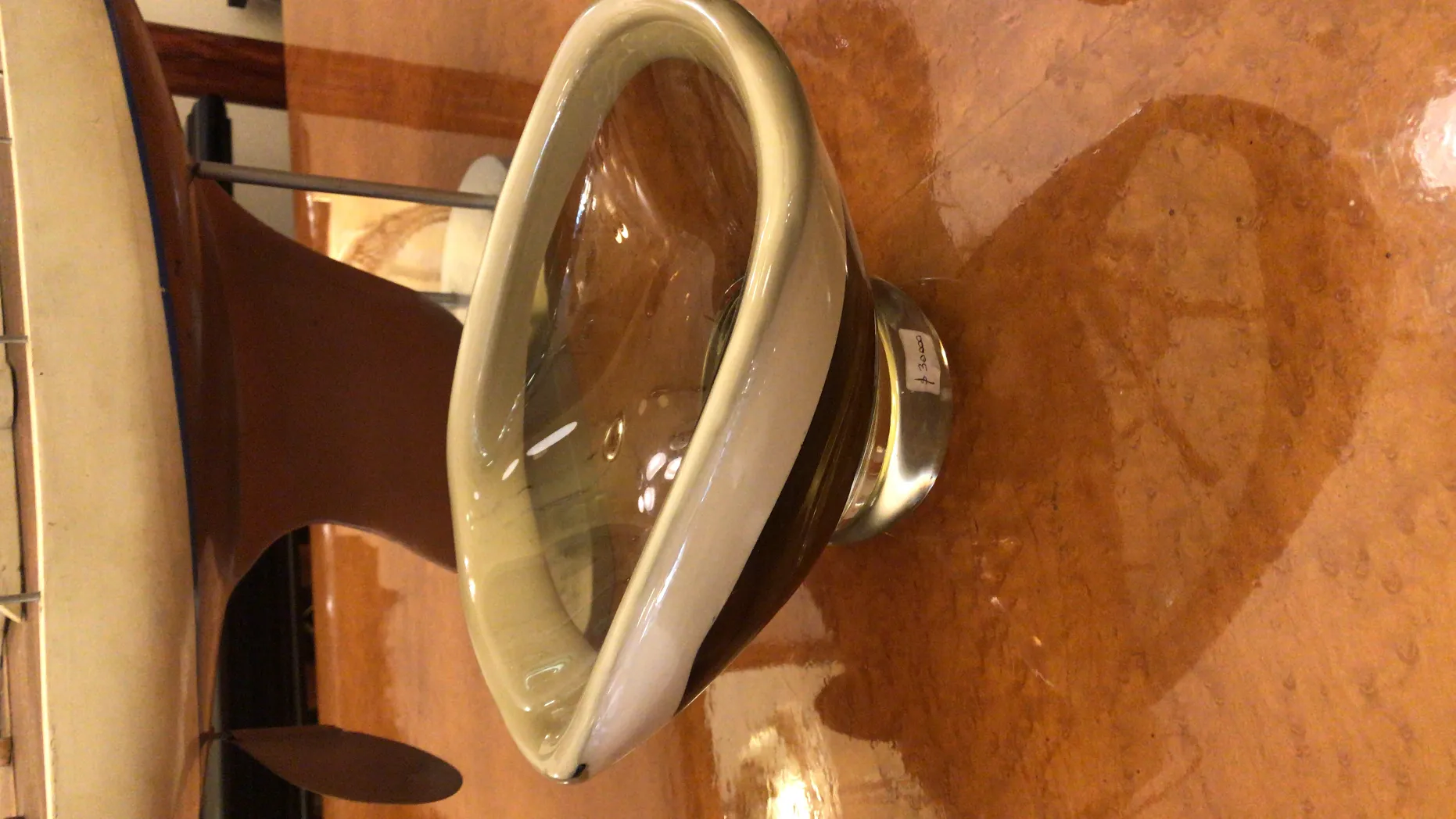 柔らかな形状の古いムラノガラスの作品