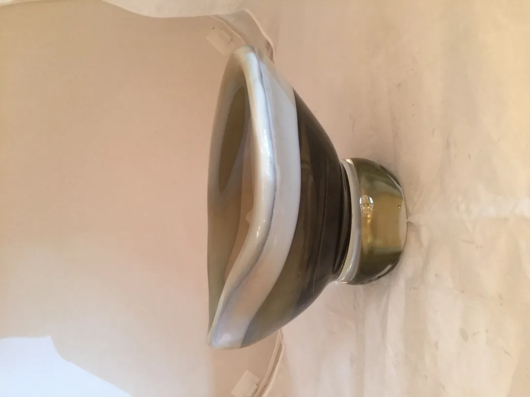 antiguo cristal de murano con forma ondulada y elegante diseño