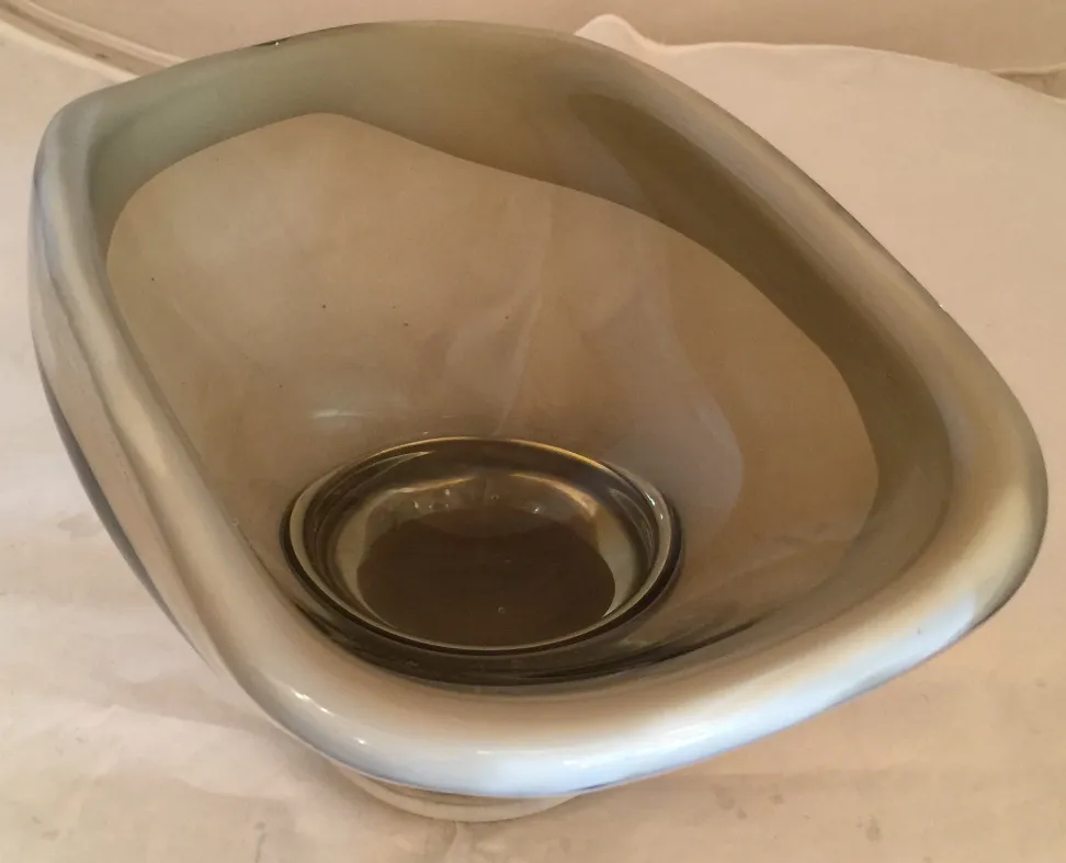 古老的穆拉诺玻璃，带有独特的设计和柔和的形状