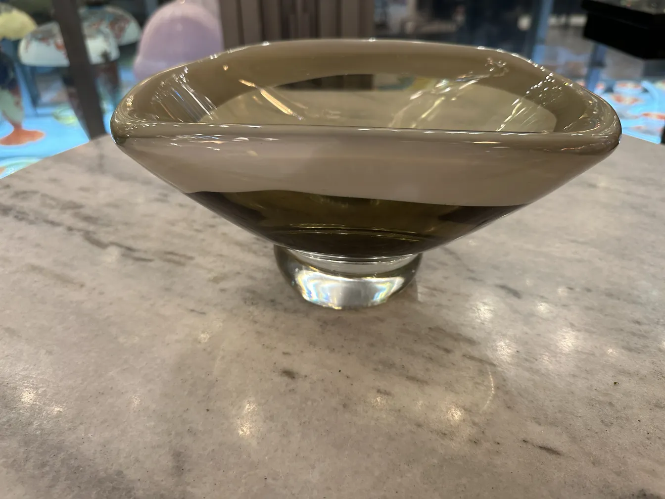 elegante cristal de murano con diseño curvo y tonalidades suaves