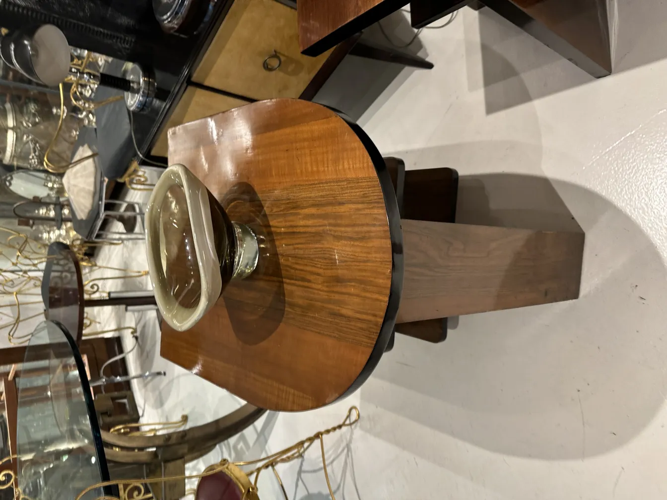 schönes murano-glas mit elegantem design und geschwungenen formen