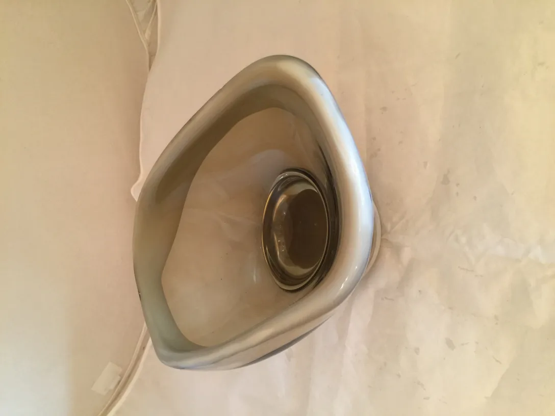 زجاج مورانو بشكل متموج، لون فاتح وأجواء أنيقة.