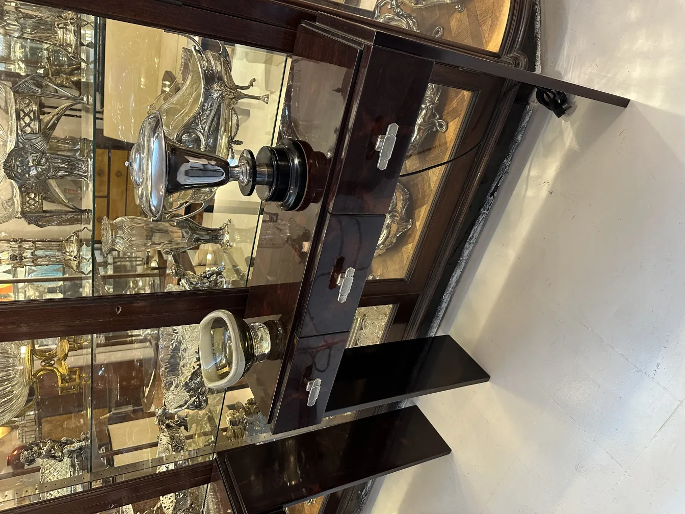 Antigo cristal de Murano exposto em vitrine com outros itens