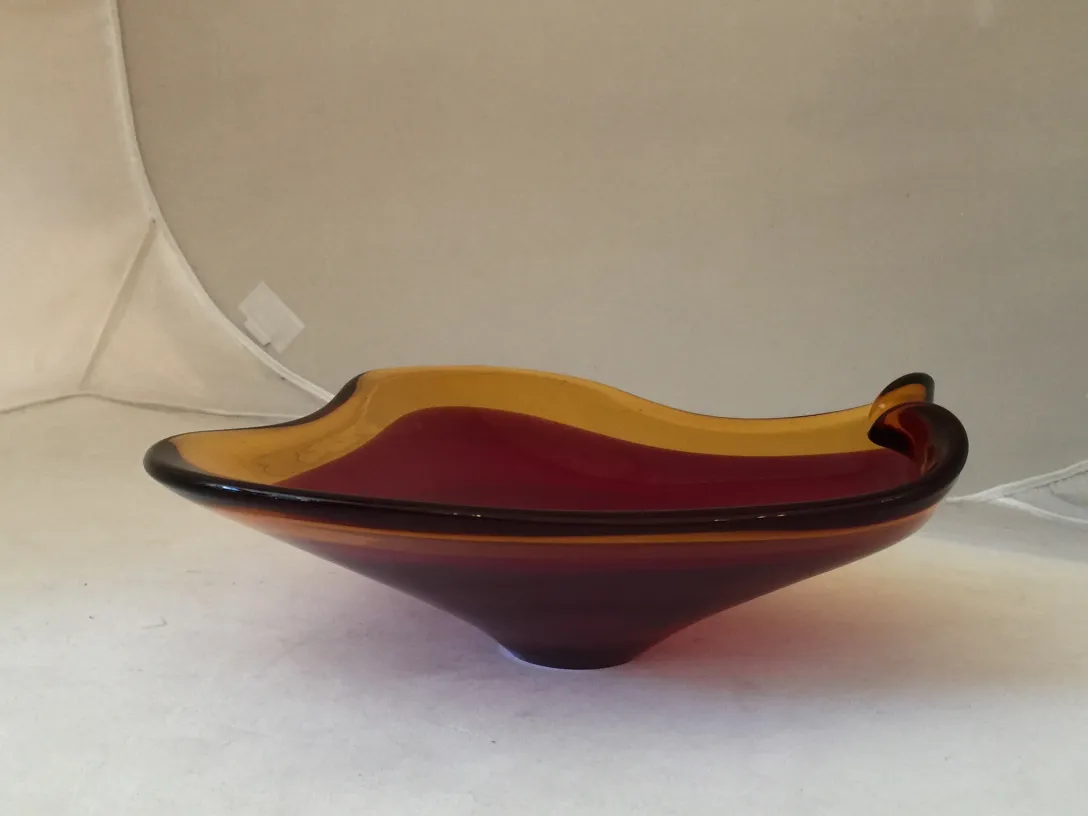 wunderschönes, farbenfrohes murano-glas mit eleganten formen