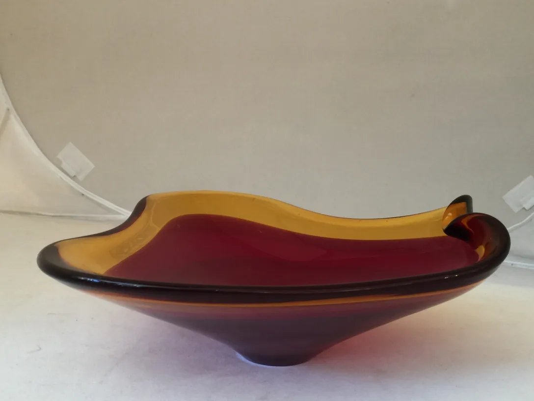 Murano-Glas in bernstein- und rottönen mit stilisierter Form