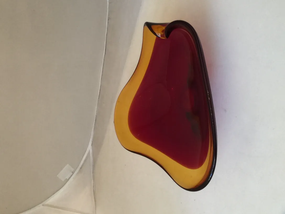 Cristal de Murano em tons âmbar e vermelho, com formas elegantes